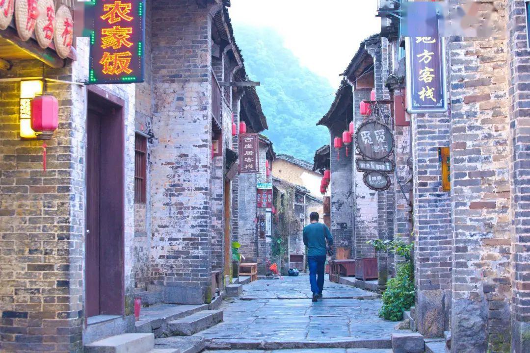 金正恩观摩潜射战略巡航导弹试射，了解核潜艇建造工作